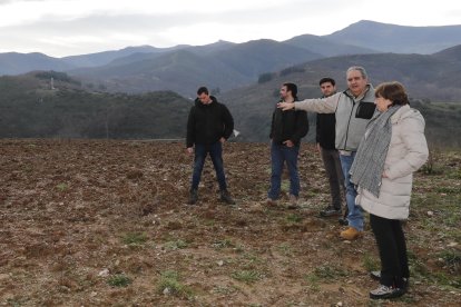 El oftalmólogo Jesús Merayo señala su finca experimental a los cuatro investigadores de la Universidad de Córdoba, situada en una loma por encima de San Esteban de Valdueza. ANA F. BARREDO