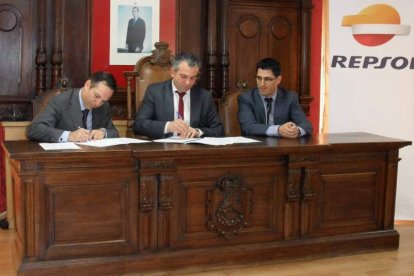 Guillermo Méndez, de Repsol, y Nicanor Sen en el momento de la firma del convenio.