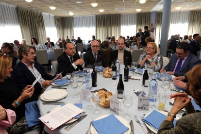 Las autoridades e invitados, ayer tarde en la Casa de León en Madrid. RAQUEL P. VIECO