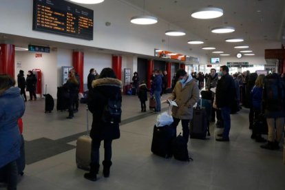 Pasajeros en espera en la estación de tren de León. FERNANDO OTERO