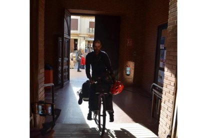 Lucas Álvarez entrando al Ayuntamiento de Valderas. MEDINA