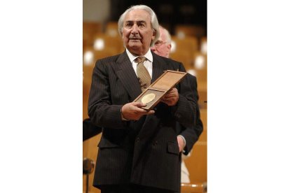 Odón Alonso Ordás, al recibir en 2004 la Medalla de Honor de la SGAE.. BALLESTEROS