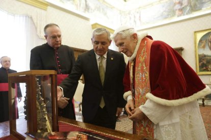 Benedicto XVI junto al presidente de Guatemala, en el recibimiento de ayer.