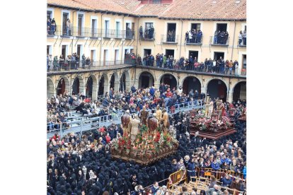 El momento central de la celebración de la procesión de Los Pasos se vive en la Plaza Mayor de la capital. SECUNDINO PÉREZ