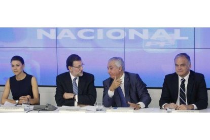 De izquierda a derecha, Dolores de Cospedal, Mariano Rajoy, Javier Arenas y Esteban González Pons, este lunes, durante el comité ejecutivo nacional del PP.