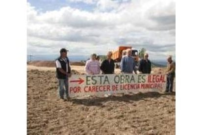 En la Era se desplegó ayer una pancarta contra las obras en el lugar