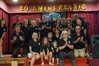 Componentes de la asociación La Peralica de Boñar en la presentación del 20 aniversario. CAMPOS