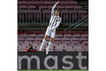 Cristiano Ronaldo celebra su segundo gol, de penalti, el tercero de su equipo ante el Barcelona. ESTÉVEZ