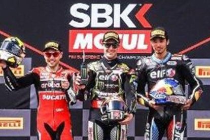 Álvaro Bautista, Jonathan Rea y Toprak Razgatlioglu, de izquierda a derecha, en el podio de hoy en Ímola (Italia).