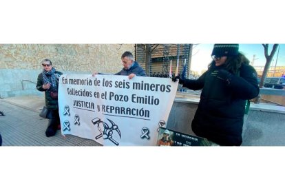 Cartel en memoria de los mineros fallecidos en el Pozo Emilio. RAMIRO