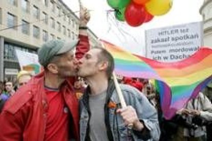 Dos hombres se besan durante una manifestación celebrada en Varsovia