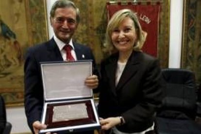 Amparo Valcarce entregó a Fermín Carnero la placa recordando el homenaje