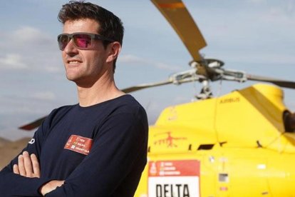 Marc Coma, junto al helicóptero con el que seguía, día a día, el Dakar.