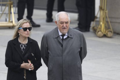 El ex fiscal general del Estado, Cándido Conde-Pumpido (d) durante los actos de Conmemoración del aniversario de la Constitución este martes en Madrid. KIKO HUESCA