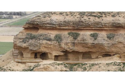 Detalle de la escalera de acceso a las Cuevas Menudas de Villasabariego. RAMIRO