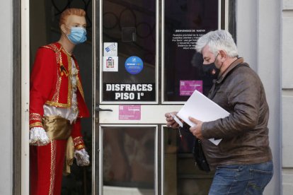 Un maniquí disfrazado de torero y con mascarilla, en el centro de León. F. Otero Perandones.