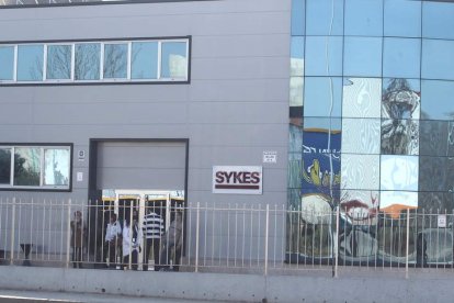 La entrada principal al centro de Sykes, en la avenida de Los Escritores de Ponferrada.