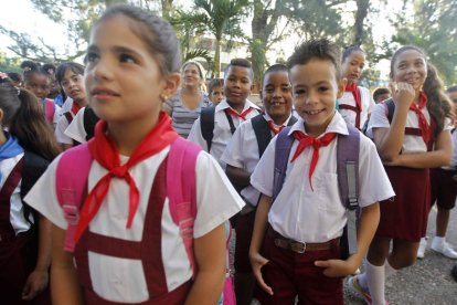 Niñas y niños con el uniforme ‘pionero’ a la entrada de una escuela ayer en La Habana. YANDER ZAMORA