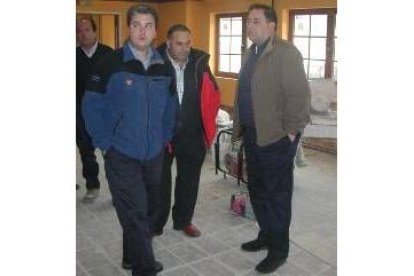 Gutiérrez Granda (derecha) inspeccionó ayer las mejoras en Pajares