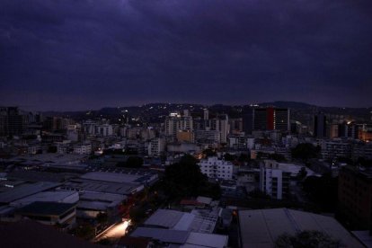 Un apagón masivo en Venezuela deja a oscuras la capital, Caracas.