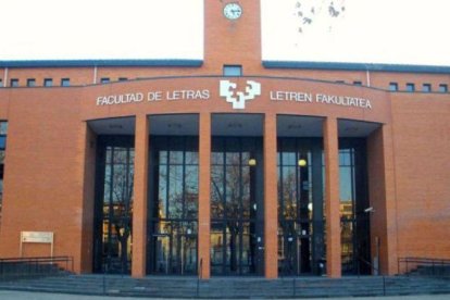 Fachada de la Facultad de Letras de la Universidad del País Vasco en Vitoria.