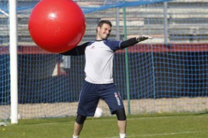 El portero y capitán Diego Calzado realiza la sesión de entrenamiento con un balón aeróbico.