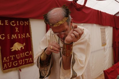 Un hombre durante una recración en Astorga. JESÚS F. SALVADORES