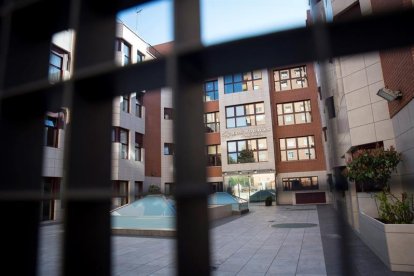 Fachada de la residencia del grupo Los Nogales en la calle Alcobendas, en Madrid.