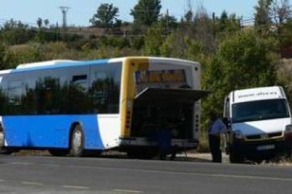 El autobús que ayer se averió en Ferral volvió a provocar la indignación de los usuarios .