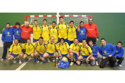 Los judocas leoneses posan con sus trofeos a la finalización del Campeonato de Castilla y León.