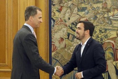 Felipe VI recibe al coordinador general de IU, Alberto Garzón, ayer, en la Zarzuela, en el marco de la nueva ronda de consultas con los partidos.