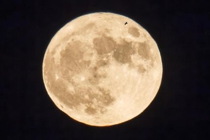 Luna Llena, vista desde Barcelona el 14 de noviembre del 2016.