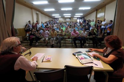 Simpatizantes de Podemos abarrotaron el salón del Europa.