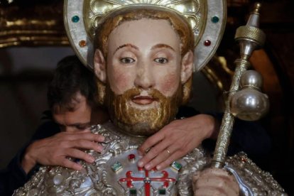 Un peregrino abraza la imagen del Apóstol Santiago, tras la reapertura de una de las tradiciones más antiguas de las realizadas al final del Camino. LAVANDEIRA JR