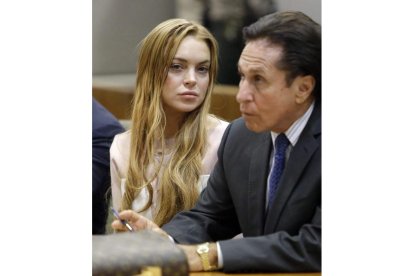 Lohan y su abogado, ayer ante el juez.