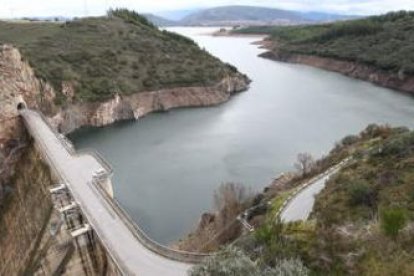 El embalse de Bárcena, de donde también capta agua el Ayuntamiento de Ponferrada para el abastecimie