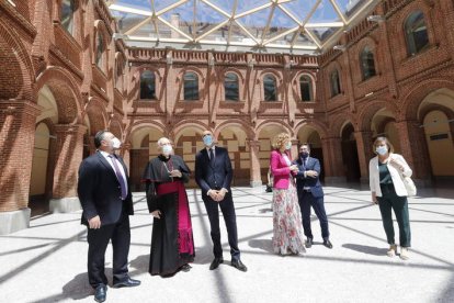 Morán, López, Díez, Pardo, Fernández y Evelia Fernández, en la inauguración del museo. RAMIRO