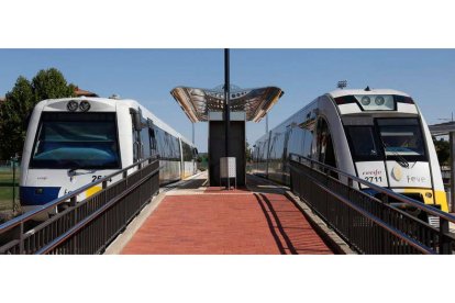 Dos unidades del tren de ancho métrico en su estación central del apeadero de La Asunción. FERNANDO OTERO.