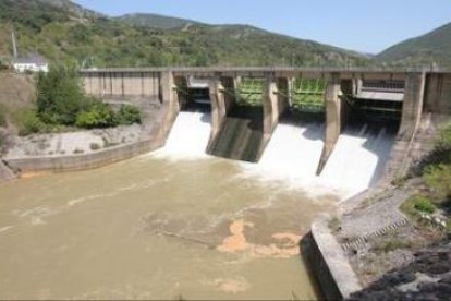 El embalse de Peñarrubia, con el agua que vierte al río Sil cubierta de lodos, en una imagen del pas