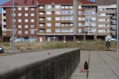 Apenas quedaron restos del botellón, a primera hora de la mañana, en la zona de la Universidad. FERNANDO OTERO