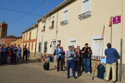 Descubrimiento de la placa de la calle que desde ayer lleva el nombre de Robert de la Vega. MEDINA