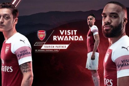 Nueva equipación del Arsenal con el logo Visit Ruanda en la manga.