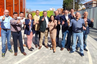 Justo Fernández y Gemma Villarroel, junto al resto de integrantes de la lista de Ciudadanos. DL