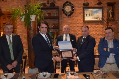 Acebes, Suárez-Quiñones, González, Jáñez y Busto, ayer durante la entrega del premio. MEDINA