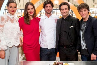 El jurado junto con Jorge Brazalez, el ganador de Masterchef 5 (TVE-1).