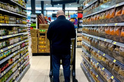 Un consumidor realiza la compra de alimentos en un centro comercial. NOEMÍ JABOIS