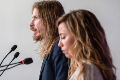 El portavoz de Podemos, Pablo Fernández, y la secretaria de acción institucional, Teresa Pérez. FERNANDO VILLAR