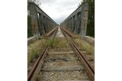 Paso del antiguo ferrocarril Vía de la Plata por Cebrones del Río