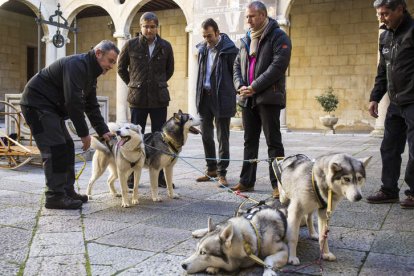 Orejas, junto a los representantes de Mushing León y Javier del Canto, en el Palacio de los Guzmanes. F. OTERO