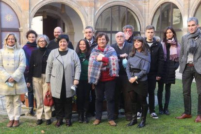 Los docentes, en el encuentro en la Colegiata. RAMIRO